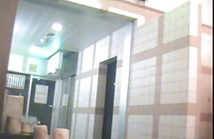 एक काली महिला सेक्सी मूवी फुल एचडी वीडियो एक सफेद डंठल खींचती है जो दीवार से निकलती है